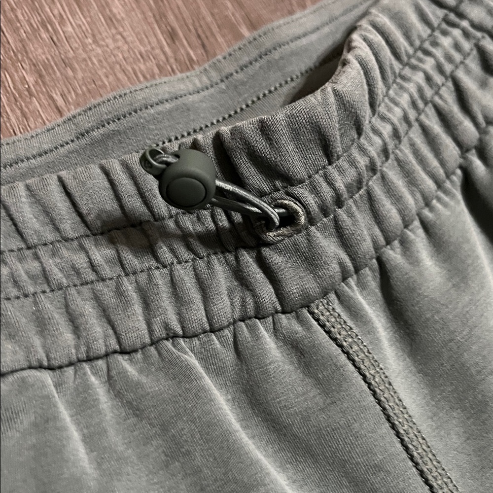 Lululemon Softstreme High-Rise Pant
Smoked Spruce Size 0 - Picture 3 of 7
